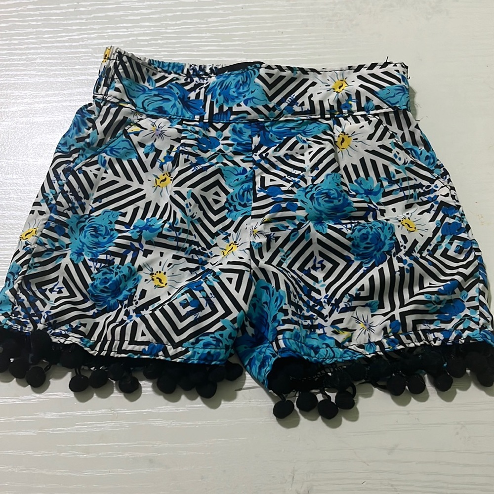 Girls shorts 24M